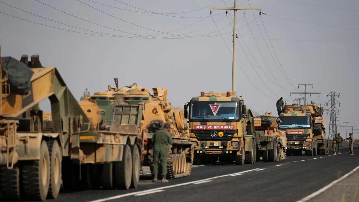 Des véhicules de l'armée turque sur une route près de la frontière syrienne
