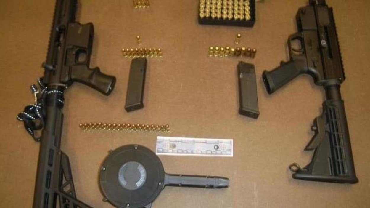 Photo des armes à feu et des munitions saisies Photo des armes à feu et des munitions saisies