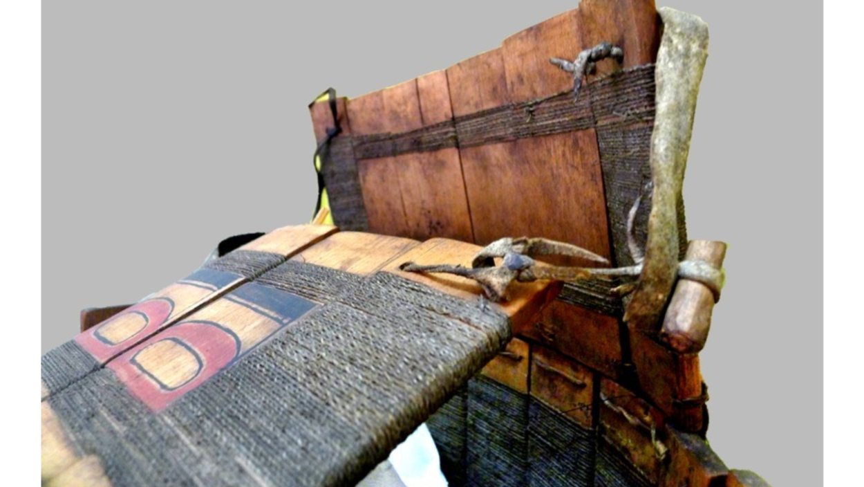 Une armure faite de lattes de bois attachées par de la corde et des lanières de cuir.