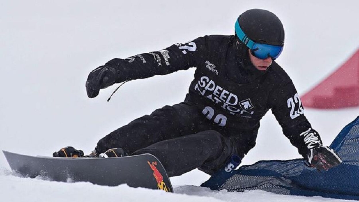 Arnaud Gaudet effectue une descente sur sa planche à neige.