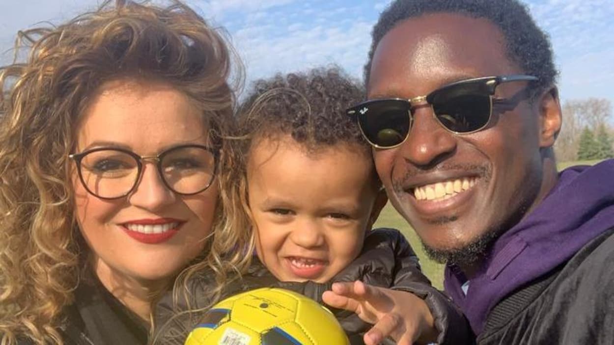 Arnold Bouka Moutou et sa femme, Bérangère, et leur petit garçon qui tient un ballon dans la main.