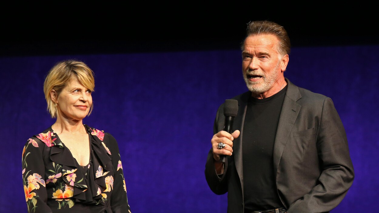 L'actrice Linda Hamilton et l'acteur Arnold Schwarzenegger tenant des microphones sur scène lors d'une présentation en avril 2019 à Las Vegas.