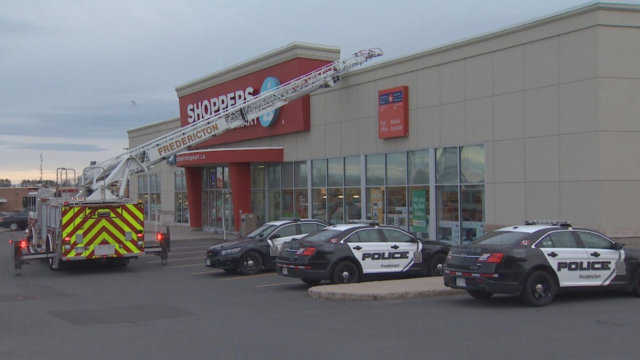 Des voitures de police sont stationnées devant un Shoppers Drug Mart. Le véhicule des pompiers est également sur place. Des voitures de police sont stationnées devant un Shoppers Drug Mart. Le véhicule des pompiers est également sur place.