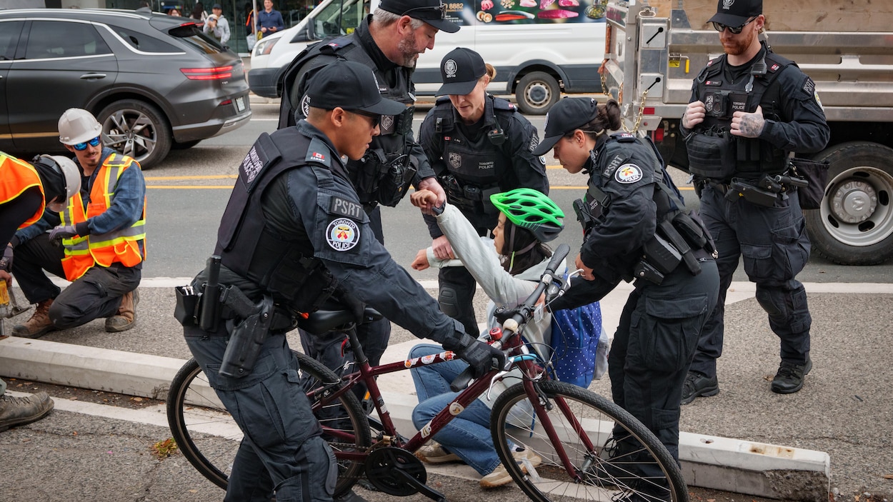 Démantèlement d’une piste cyclable à Toronto : une arrestation