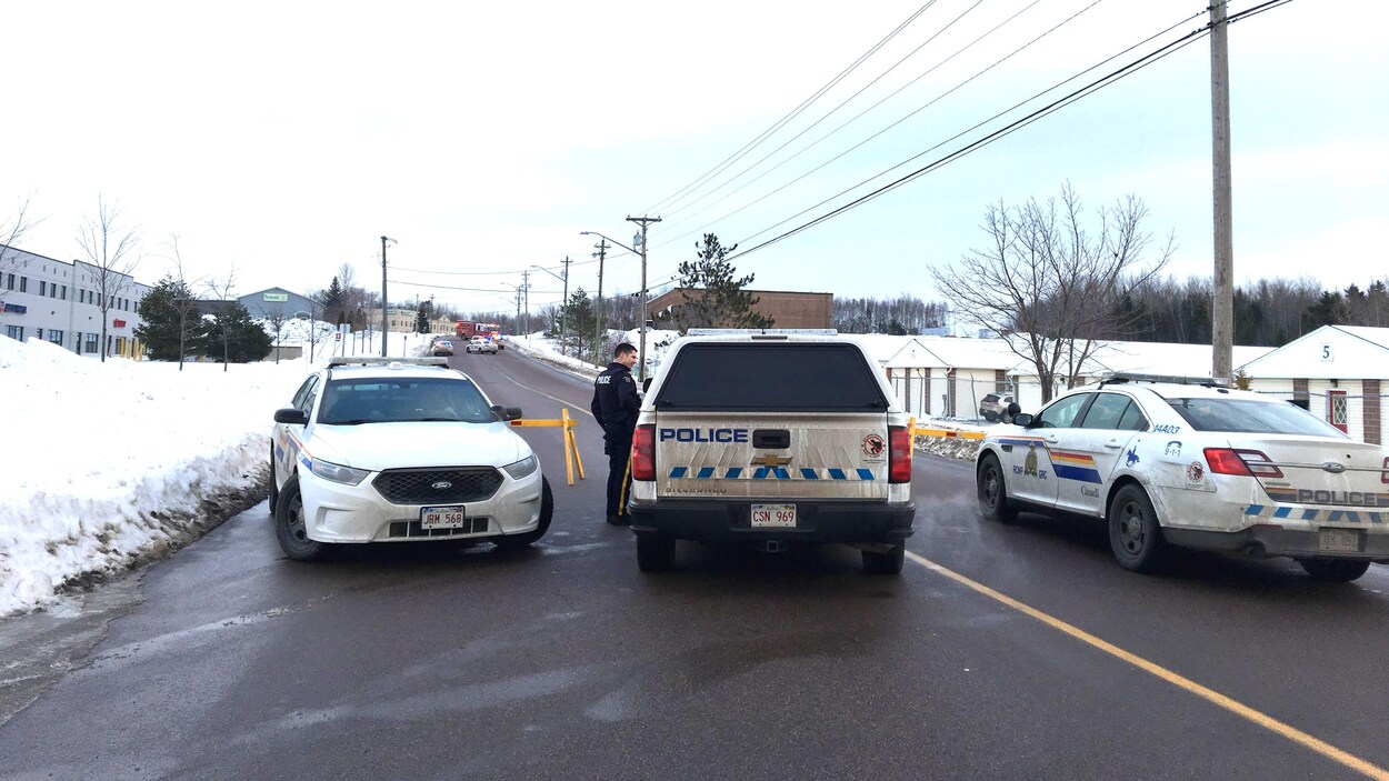 Des véhicules de la GRC bloquent l'accès à un boulevard.