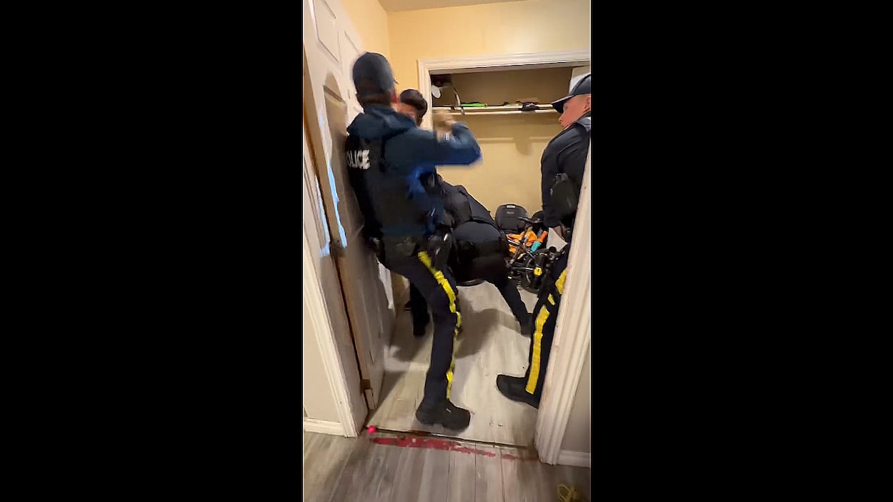 Une arrestation violente filmée à Sheshatshiu fait l’objet d’une enquête