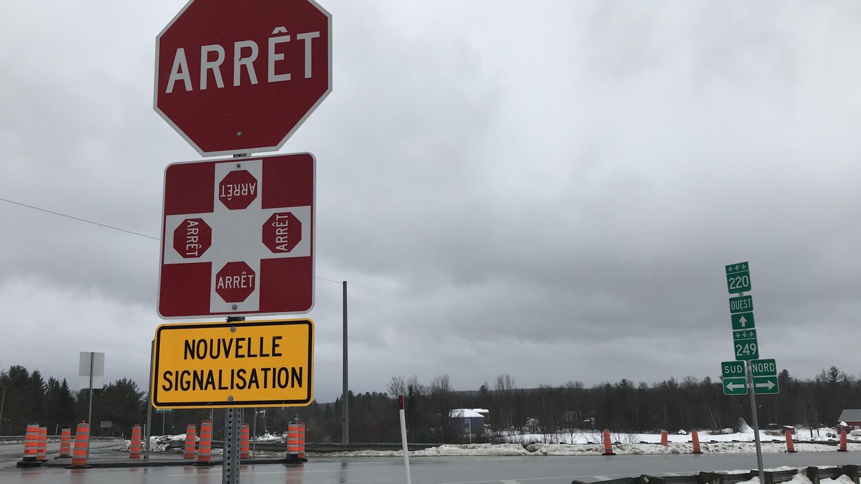 Un panneau indiquant une nouvelle signalisation.
