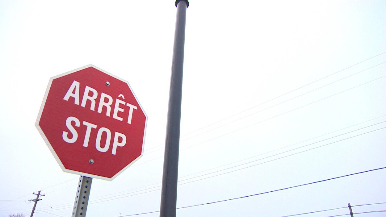 Panneau « arrêt-stop ».