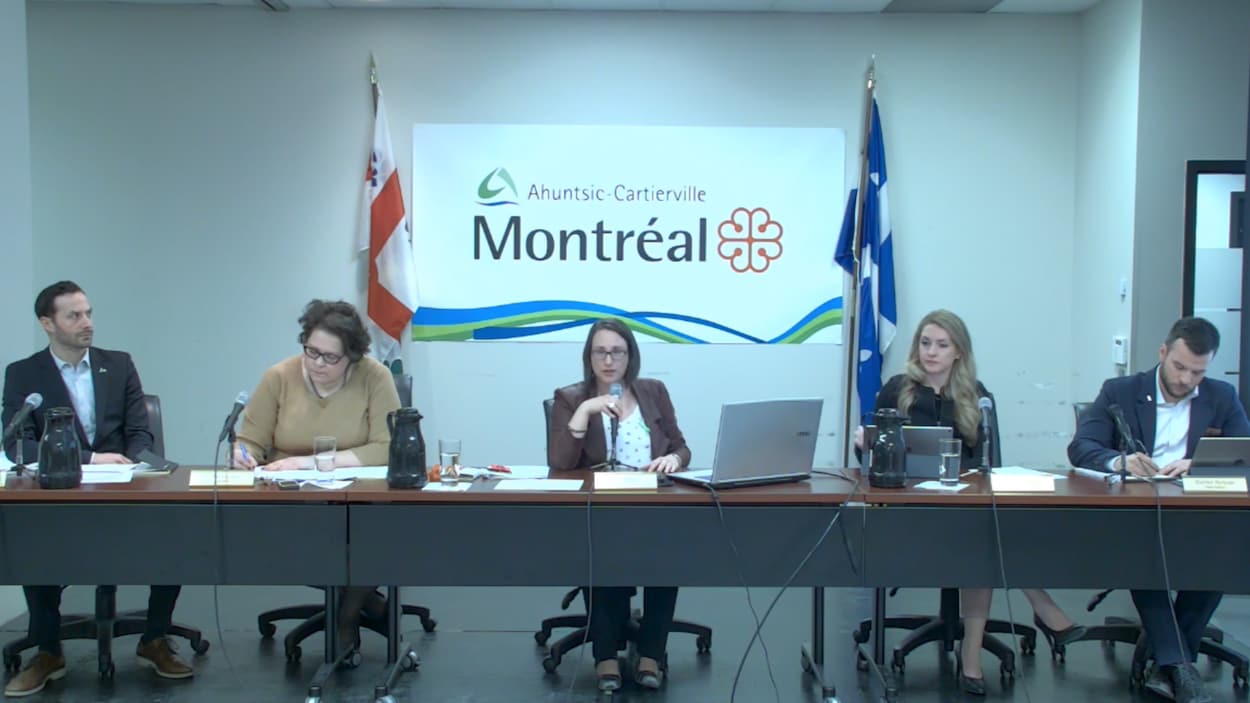L'administration d'Ahuntsic-Cartierville mise à court terme sur un programme de ruelles vertes, l’implantation de véhicules en libre-service, une stratégie d'habitation et la réduction de la vitesse automobile. L'administration d'Ahuntsic-Cartierville mise à court terme sur un programme de ruelles vertes, l’implantation de véhicules en libre-service, une stratégie d'habitation et la réduction de la vitesse automobile.