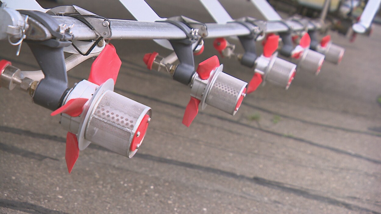 Des dispositifs qui servent à l'arrosage sur un avion de la SOPFIM. Des dispositifs qui servent à l'arrosage sur un avion de la SOPFIM.
