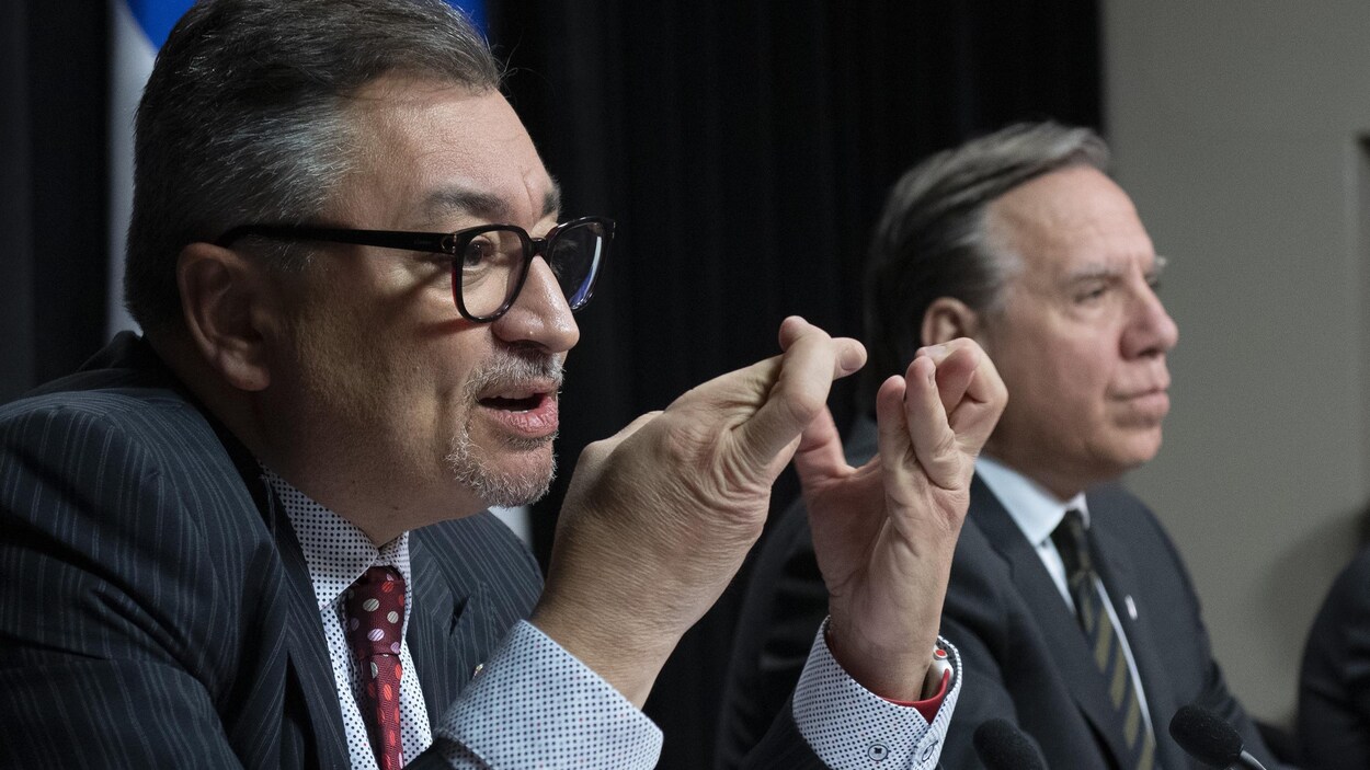 Les deux hommes en conférence de presse. Le Dr Arruda se croise les doigts.