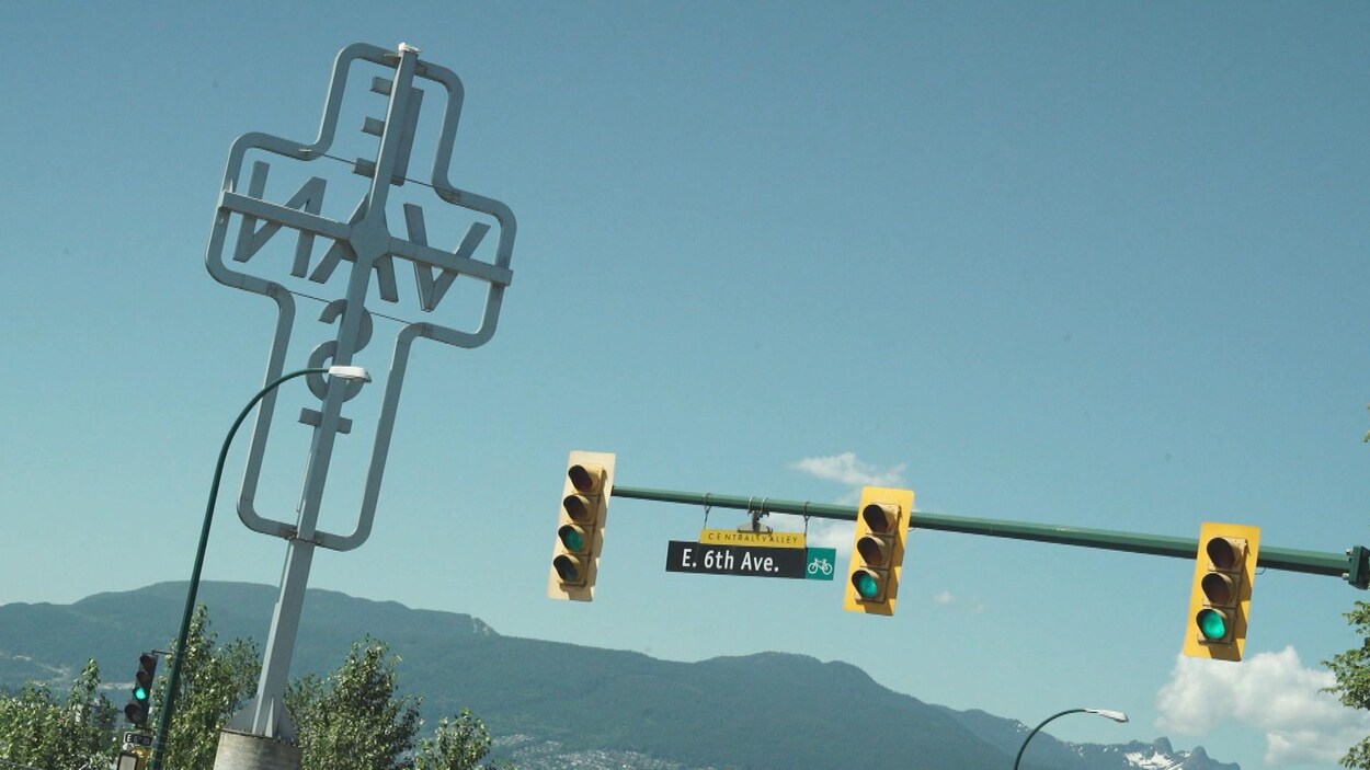 Une croix portant une inscription East Van est érigée dans la ville, à l'intersection de la 6e avenue Est, à Vancouver.