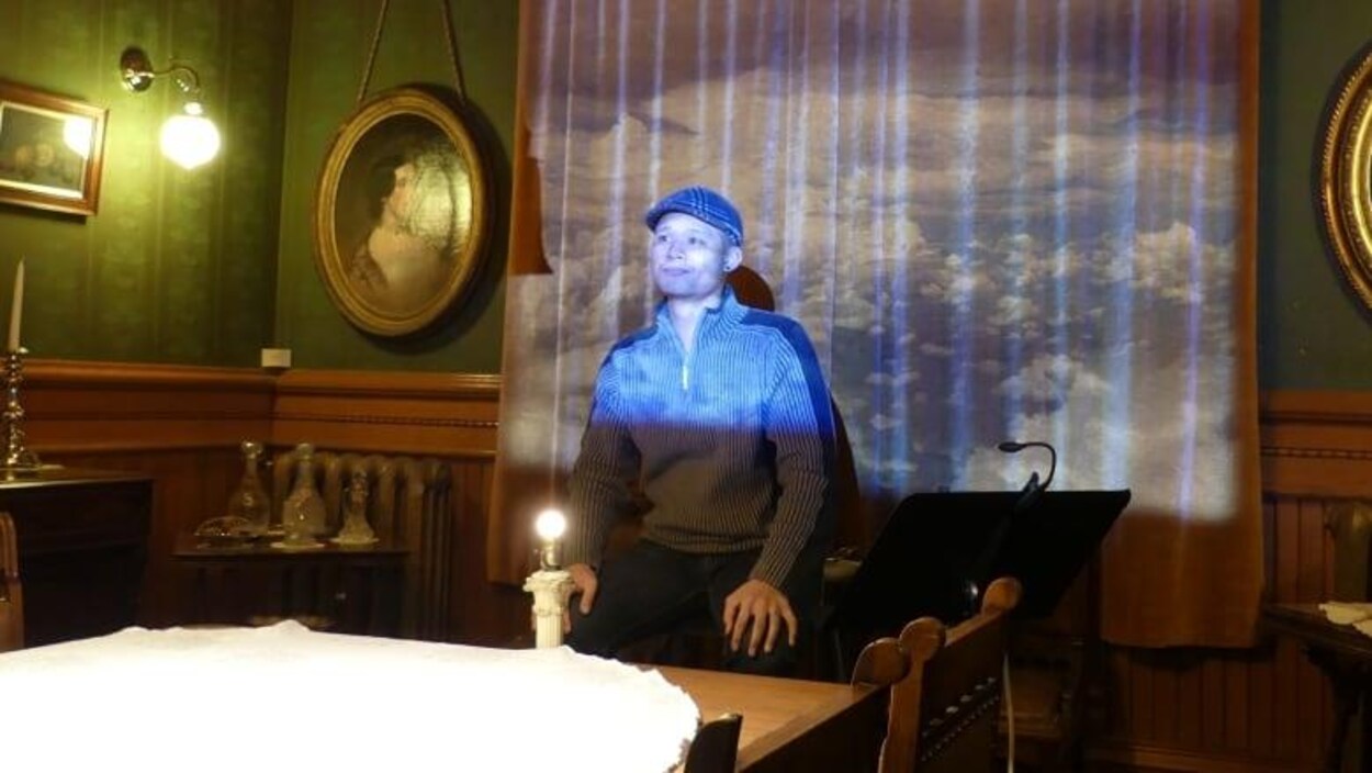 Un homme assis près des lumières qui tombent sur lui.