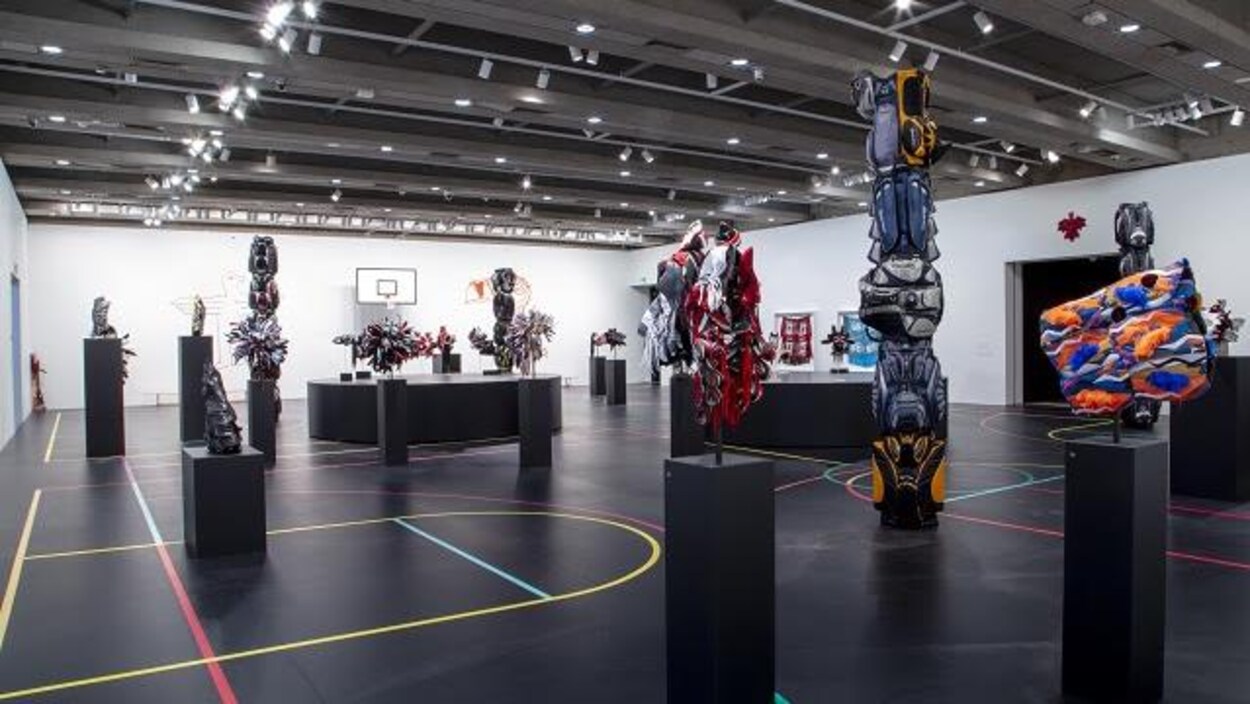 Vue de l'exposition avec des oeuvres artistiques dans une grande salle.