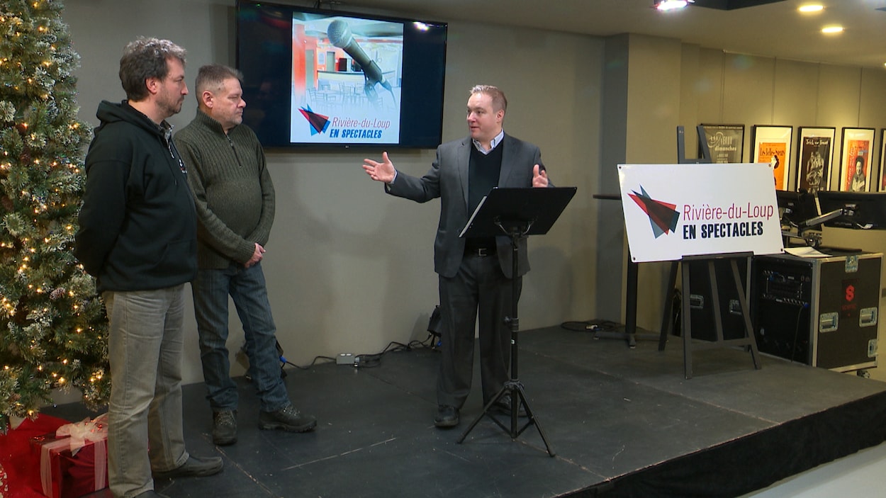 Le directeur général de Rivière-du-Loup en spectacles Pierre Levesque accompagné de Mathieu Rivest du Camp musical Saint-Alexandre et de Sylvain Dionne. Le directeur général de Rivière-du-Loup en spectacles Pierre Levesque accompagné de Mathieu Rivest du Camp musical Saint-Alexandre et de Sylvain Dionne.