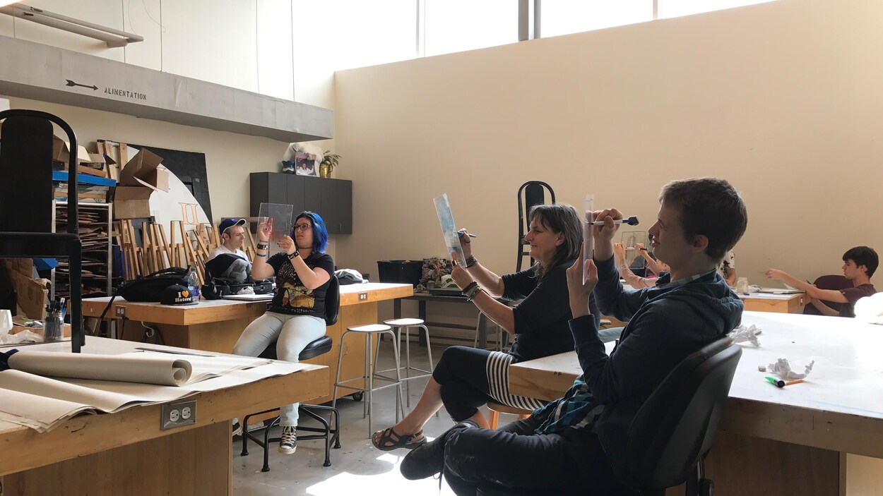 Les étudiants réalisent une activité artistique. Les étudiants réalisent une activité artistique.
