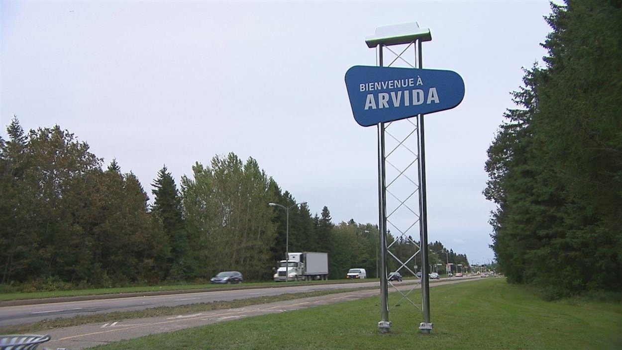 Un panneau de bienvenue à Arvida sur le boulevard Mellon Un panneau de bienvenue à Arvida sur le boulevard Mellon