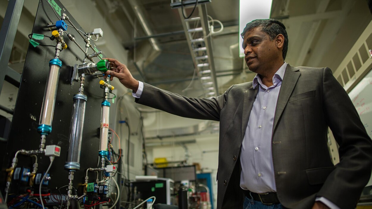 Le professeur Arvind Rajendran fait la démonstration d'un de ses modèles de captation du carbone. 