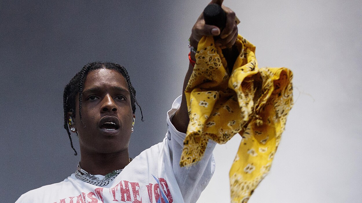 Le rappeur A$AP Rocky sur scène, un micro à la main.