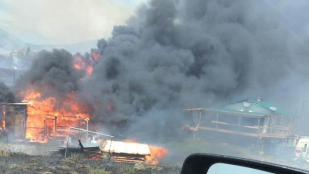 L'incendie de forêt près d'Ashcroft engloutit les bâtiments sur son passage. L'incendie de forêt près d'Ashcroft engloutit les bâtiments sur son passage.