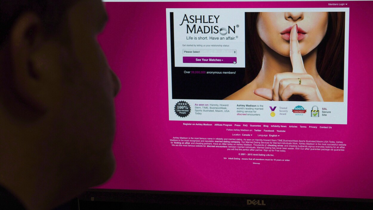 Un homme regarde le site de rencontres Ashley Madison.