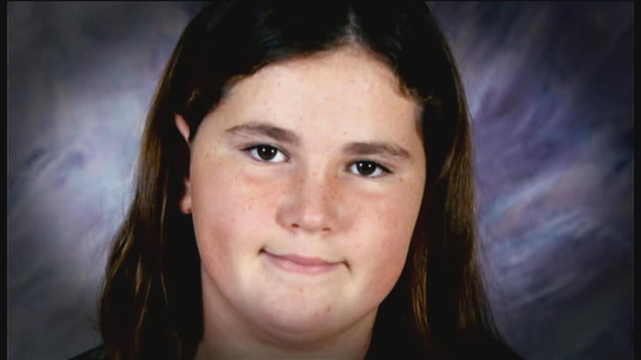 Portrait d'école de la jeune fille.