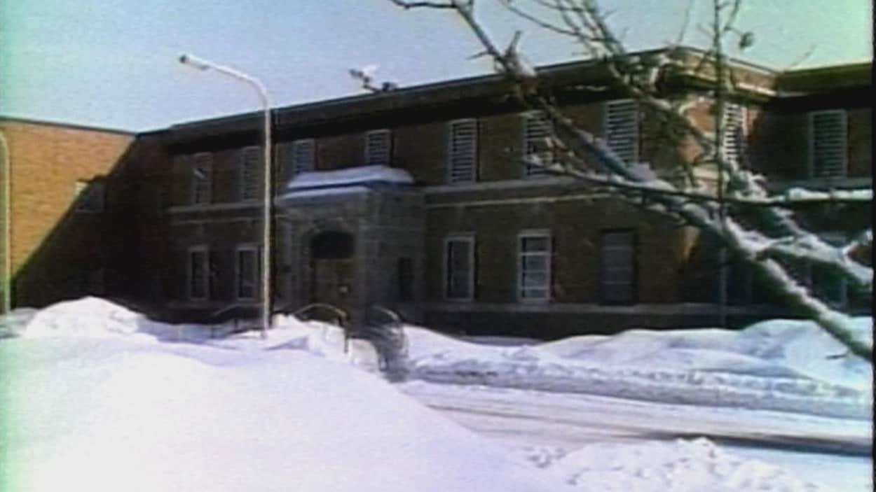 Un édifice en brique dans les années 1970