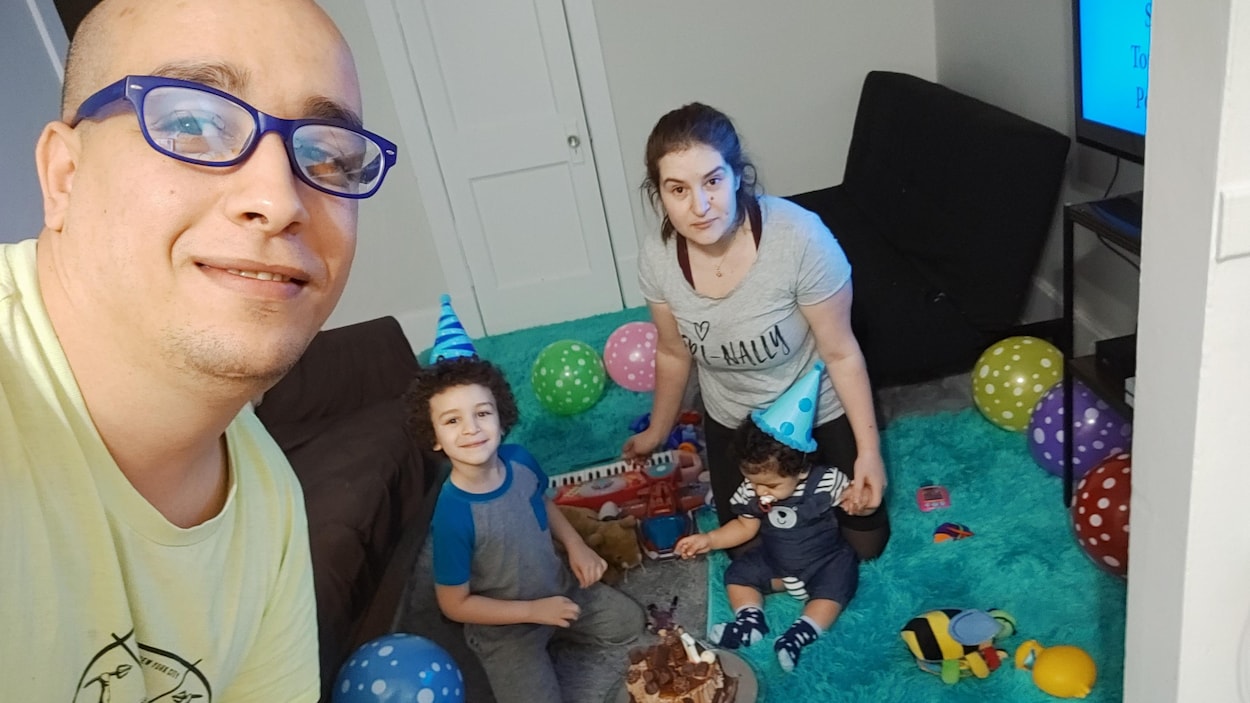 Un couple avec deux enfants
