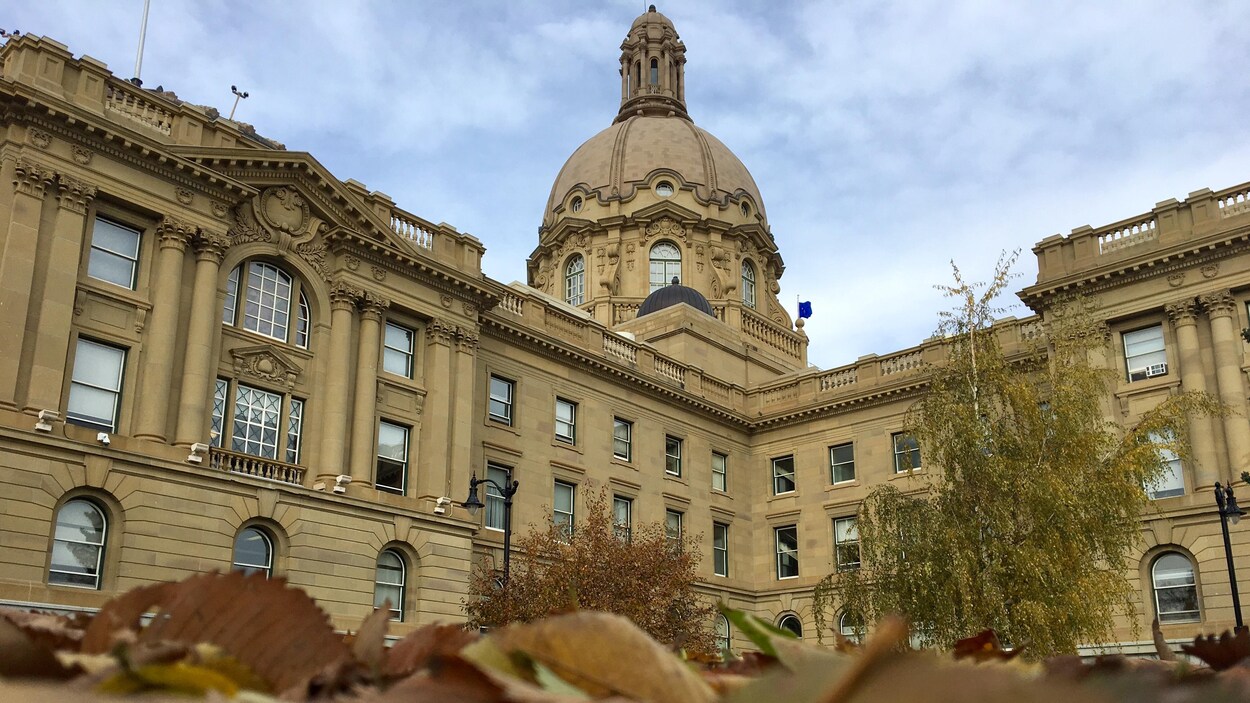Le bâtiment de l'Assemblée législative de l'Alberta sous un ciel légèrement nuageux.
