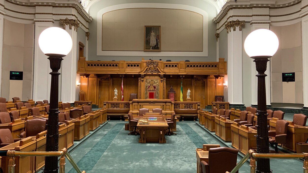 Les fauteuils vides dans la salle où siègent les députés à l'Assemblée législative de la Saskatchewan.