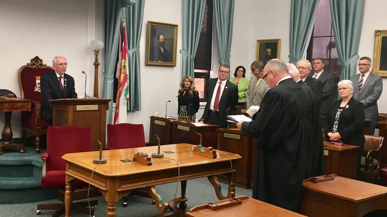 Le lieutenant-gouverneur Frank Lewis donne la sanction royale aux projets de loi à la fin d'une session parlementaire à l'Île-du-Prince-Édouard. Le lieutenant-gouverneur Frank Lewis donne la sanction royale aux projets de loi à la fin d'une session parlementaire à l'Île-du-Prince-Édouard.