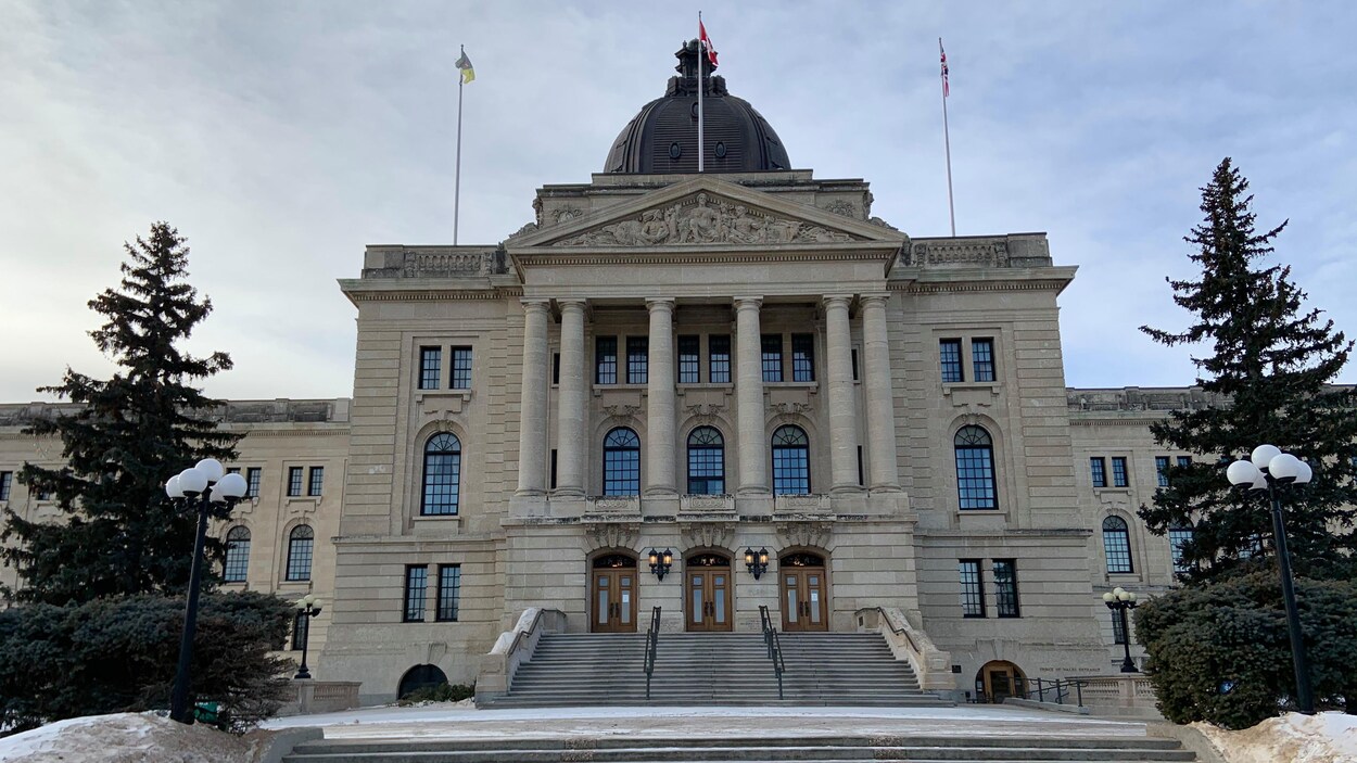 À Regina, l'extérieur du bâtiment de l'Assemblée législative de la Saskatchewan sous un ciel partiellement nuageux