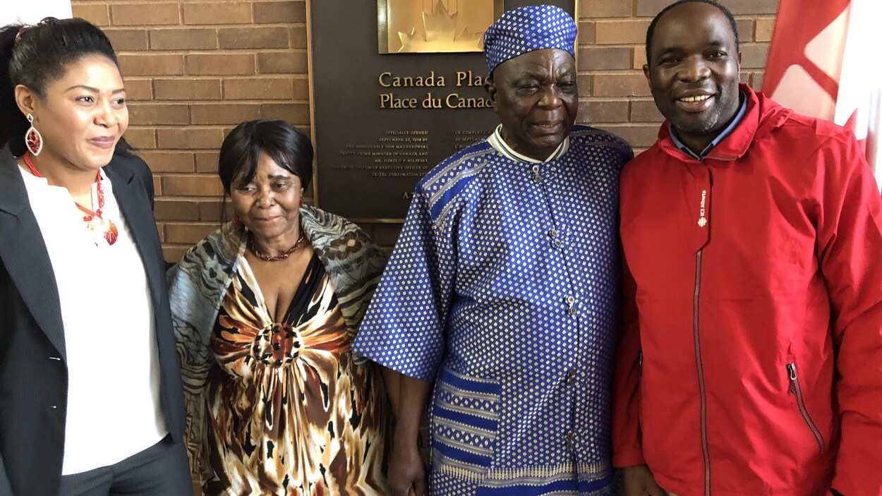Mon épouse, Adel Mwika, et moi étions heureux d'accompagner les néo-Canadiens que sont mes parents, Edmond Kishila et Marie Ndjibu.