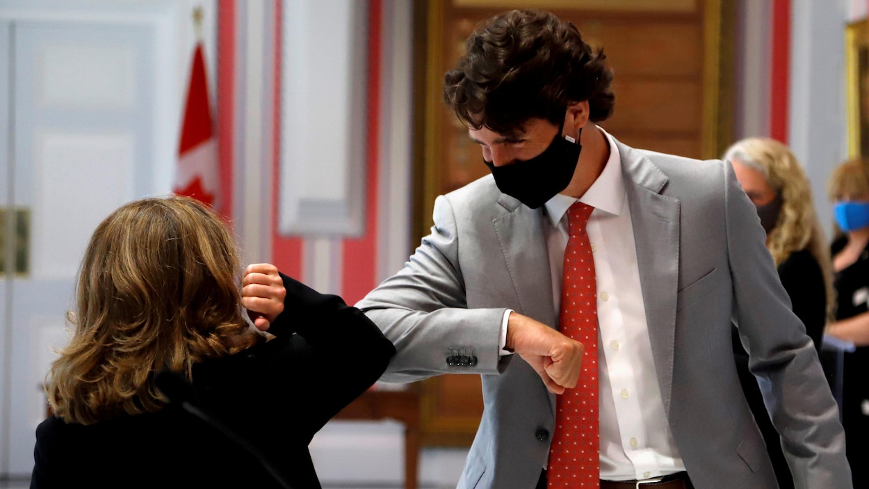 M. Trudeau et Mme Freeland se cognant le coude à Rideau Hall.