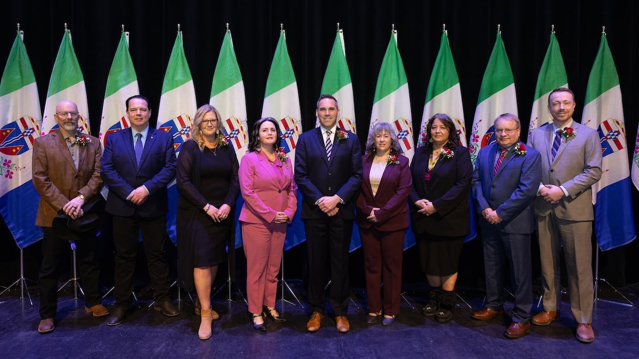 Currie Dixon et les nouveaux ministres du Yukon ont prêté serment