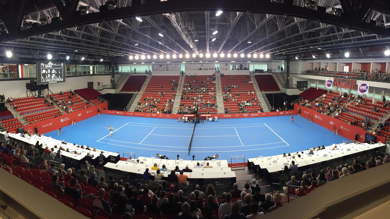 Photo du terrain et de la faible assistance au tournoi de tennis de la Coupe Banque Nationale