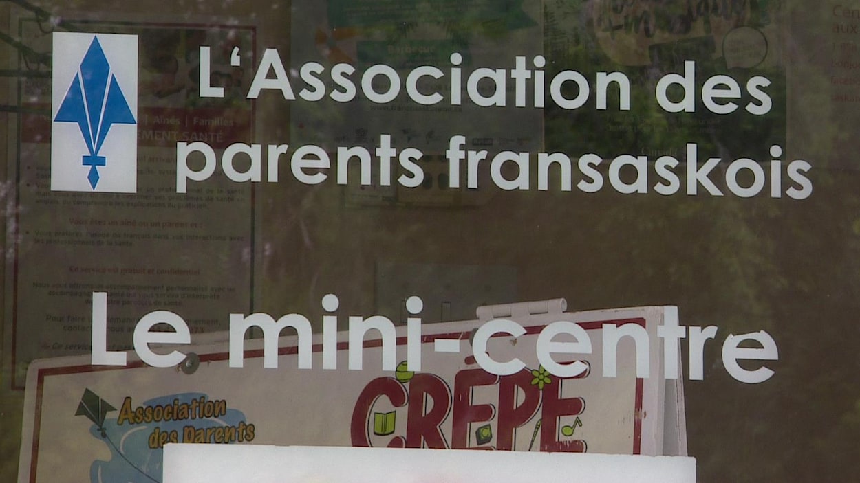 La vitrine des bureaux de l'Association des parents fransaskois à Saskatoon
