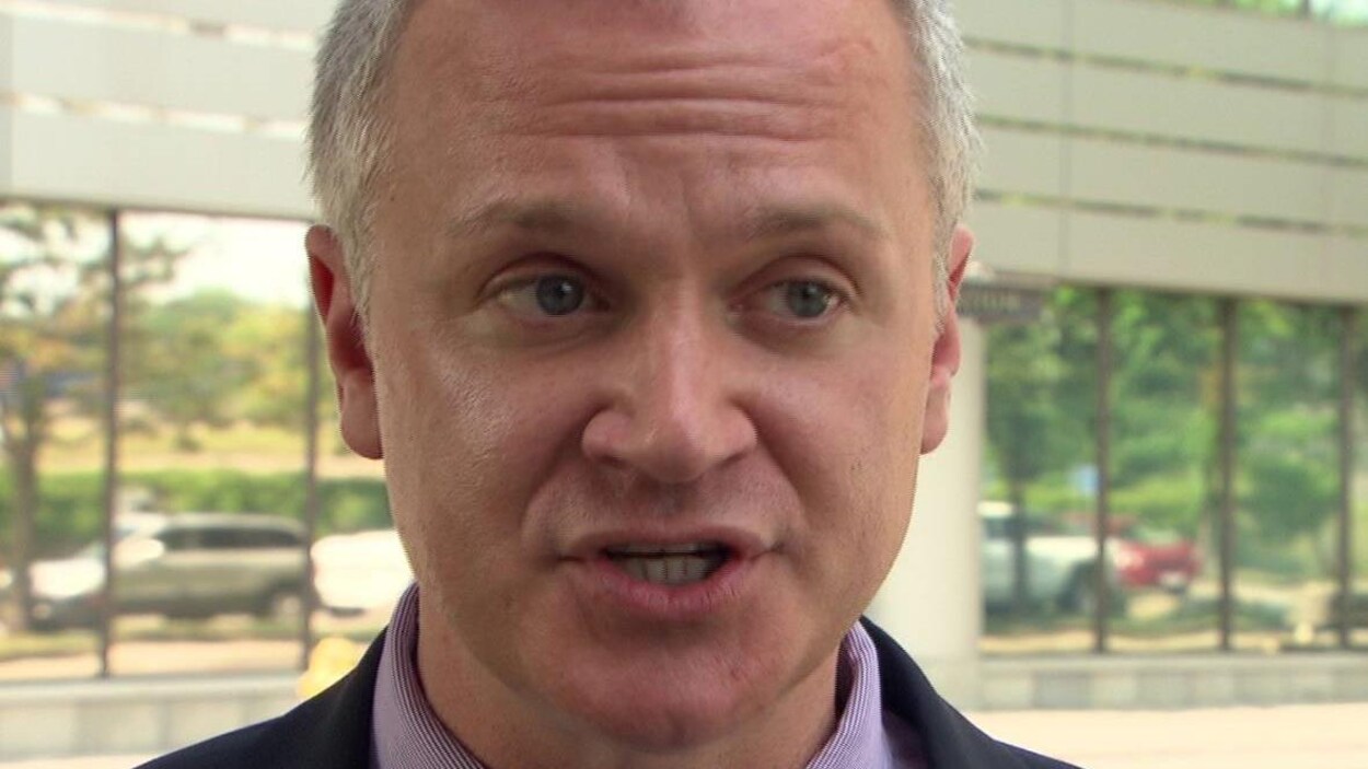 Matt Skof répond aux questions du journaliste.
