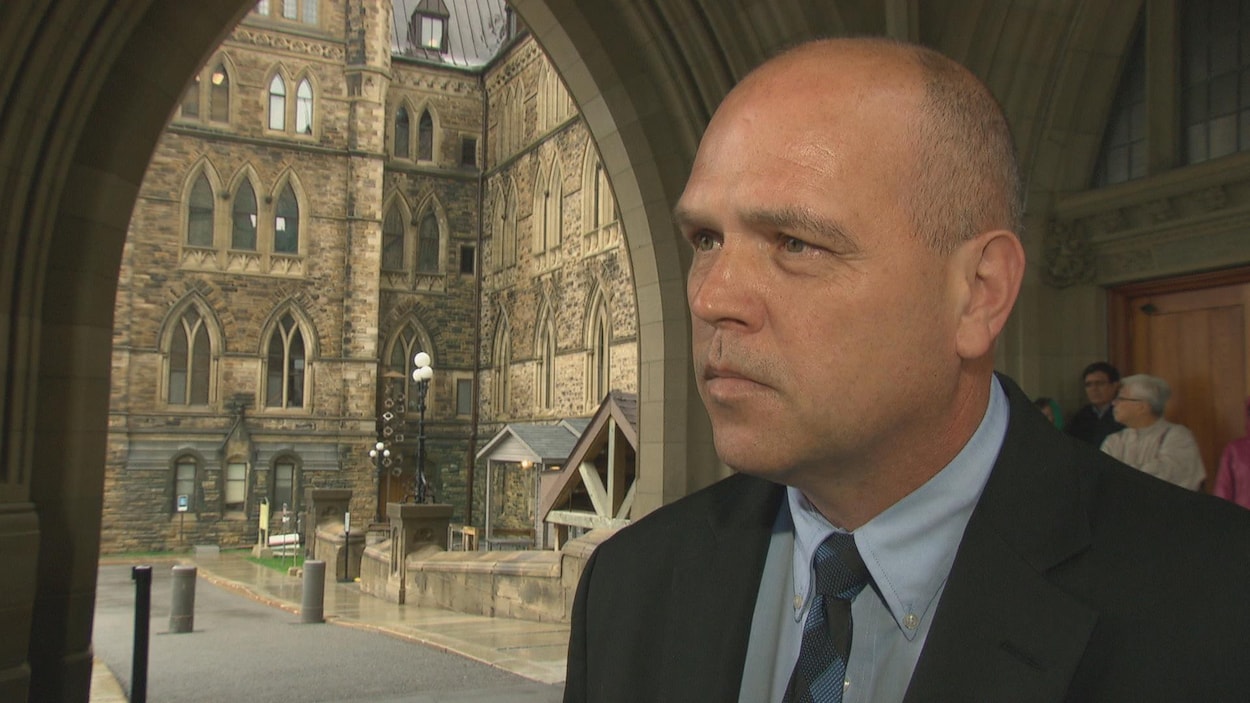 M. Lapensée en entrevue au parlement
