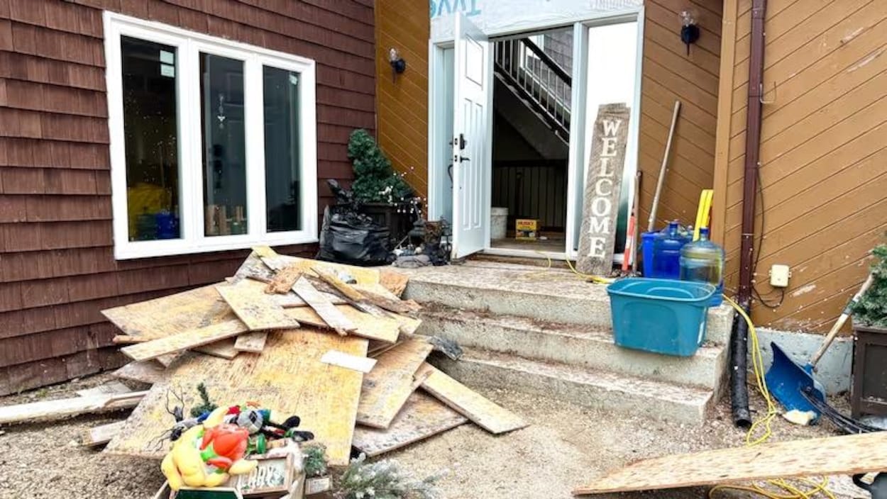 Des Manitobains touchés par les inondations font face à l’incertitude des assurances