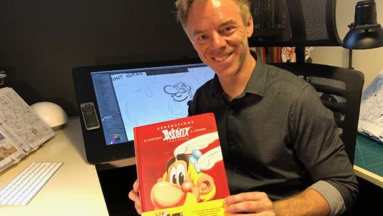 Delaf pose avec l'album entre les mains.