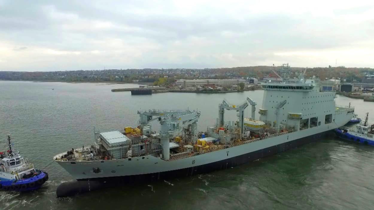 On voit le pétrolier ravitailleur sur le fleuve Saint-Laurent, devant le Chantier Davie, à Lévis. On voit le pétrolier ravitailleur sur le fleuve Saint-Laurent, devant le Chantier Davie, à Lévis.