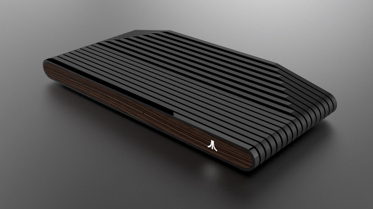 Une photo montrant le design de la nouvelle console, entièrement noire sauf pour le panneau avant, qui est en bois. Une photo montrant le design de la nouvelle console, entièrement noire sauf pour le panneau avant, qui est en bois.