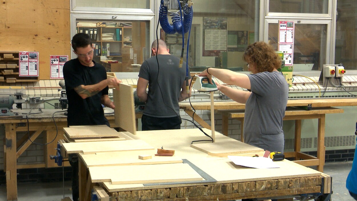 Des élèves dans un atelier de charpenterie-menuiserie au Centre de formation professionnelle Pavillon-de-l'Avenir de Rivière-du-Loup