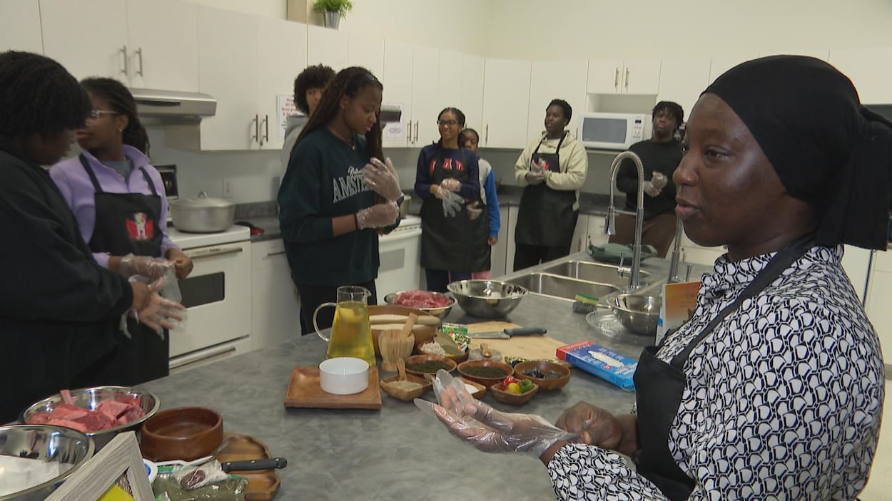 Apprendre la cuisine malienne aux adolescents à Winnipeg