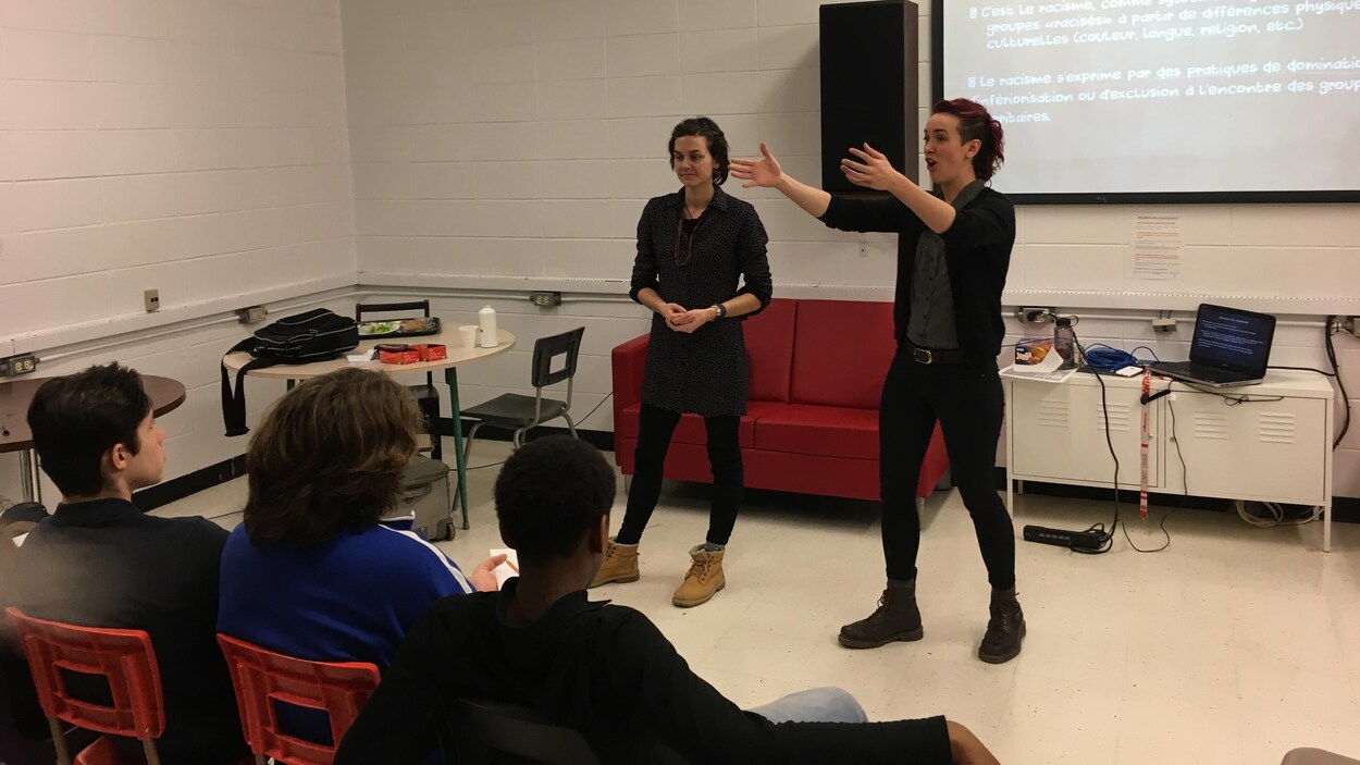 Audrey Hachey et Valentina Solkin en compagnie d'élèves de l'école André-Laurendeau Audrey Hachey et Valentina Solkin en compagnie d'élèves de l'école André-Laurendeau