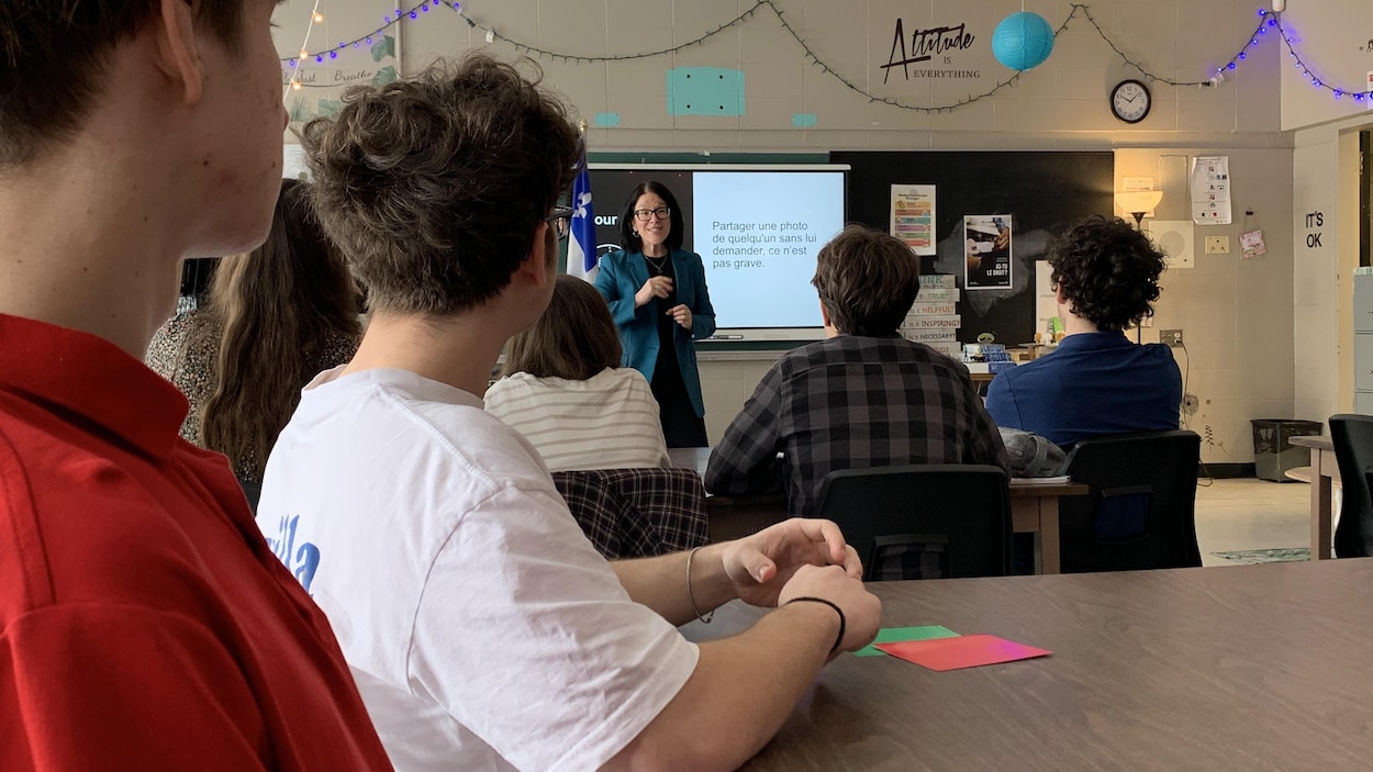 Sonia LeBel à l’école pour animer un atelier de prévention