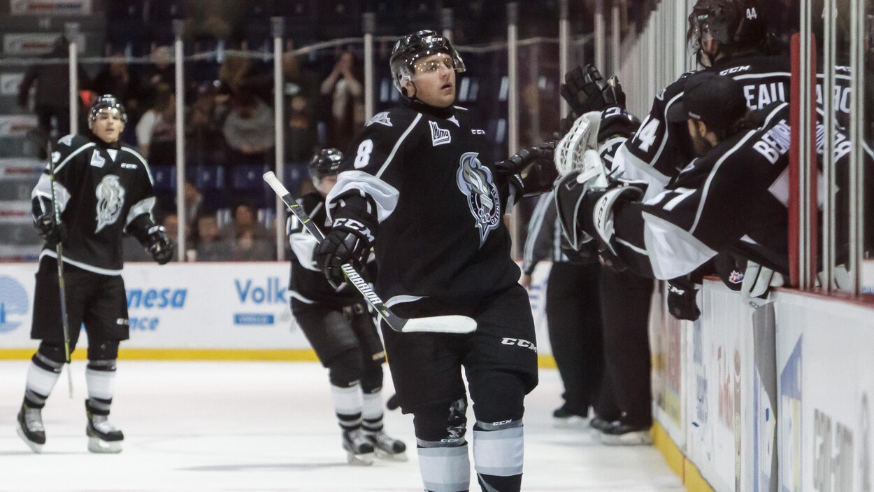 GATINEAU, CANADA - 18 OCTOBRE : Pier-Olivier Lacombe #8 des Olympiques de Gatineau son but contre le Titan d'Acadie-Bathurst Titan le 18 octobre 2017 au centre Robert Guertin à Gatineau, Quebec, Canada.