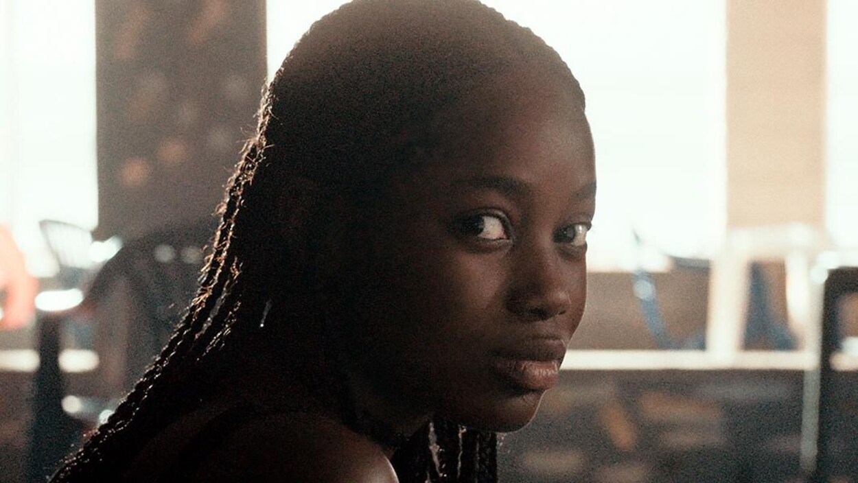 Une adolescente regarde vers la caméra.