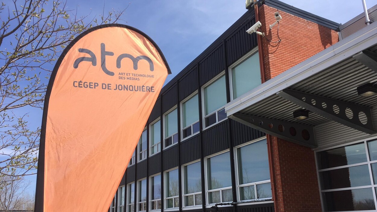 Le bâtiment avec une affiche ATM Le bâtiment avec une affiche ATM